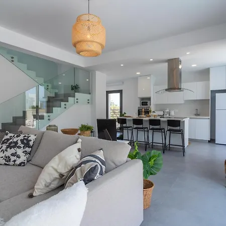 Flora's 3-br Retreat & Private Pool In Protaras Paralimni