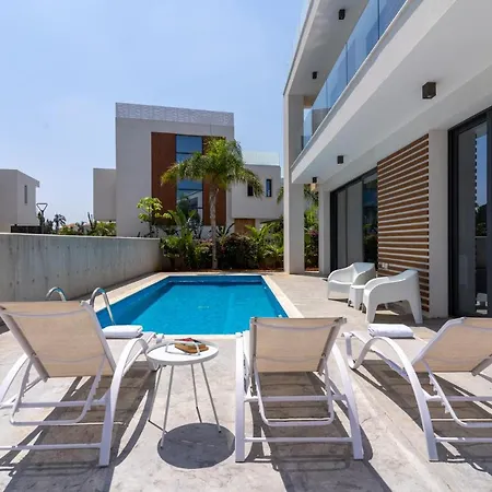 Flora's 3-br Retreat & Private Pool In Protaras *