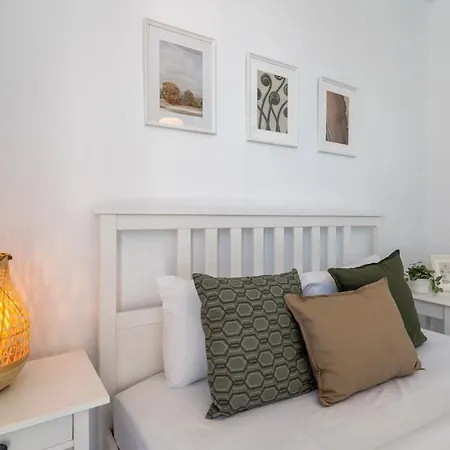 Flora's 3-br Retreat & Private Pool In Protaras