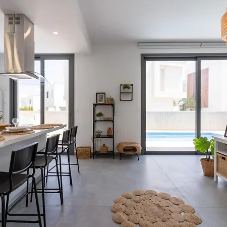 Flora's 3-br Retreat & Private Pool In Protaras Paralimni