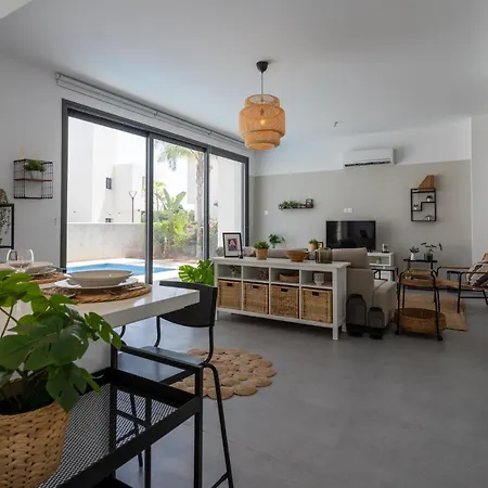 Flora's 3-br Retreat & Private Pool In Protaras Paralimni