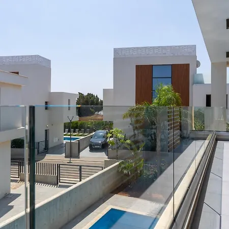 Flora's 3-br Retreat & Private Pool In Protaras *