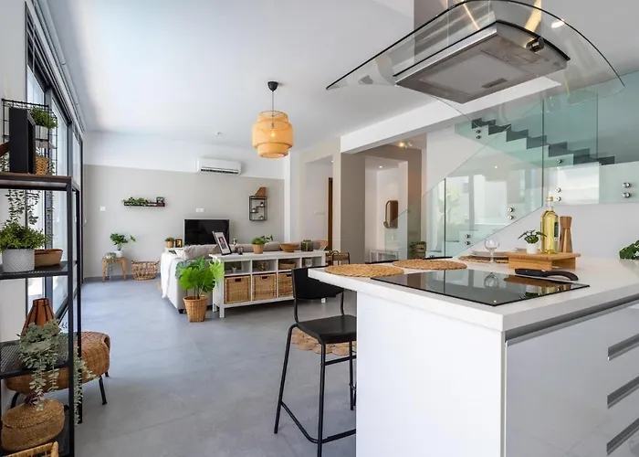 Flora's 3-br Retreat & Private Pool In Protaras Paralimni