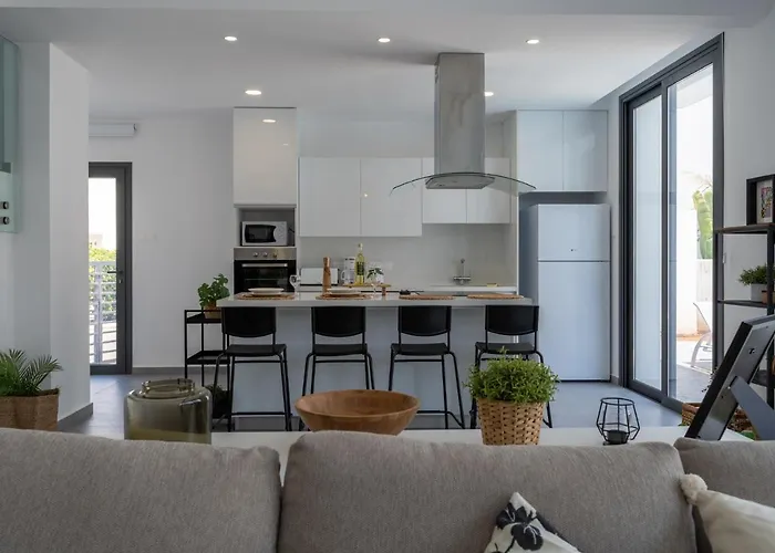 Flora's 3-br Retreat & Private Pool In Protaras * Paralimni