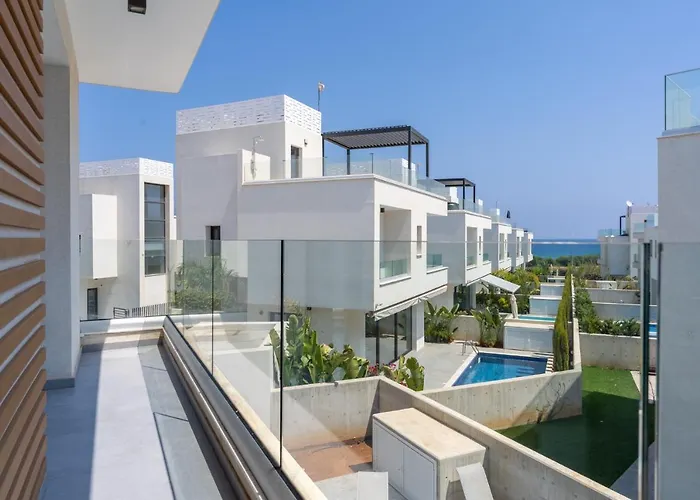 Flora's 3-br Retreat & Private Pool In Protaras Villa *