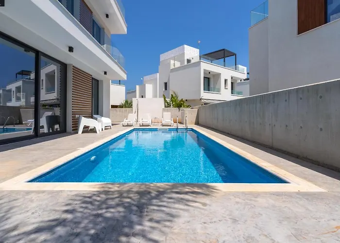 Flora's 3-br Retreat & Private Pool In Protaras Villa