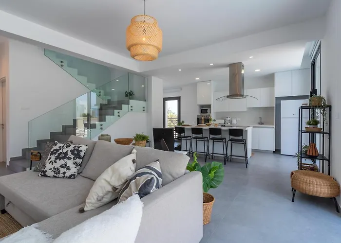 Flora's 3-br Retreat & Private Pool In Protaras Paralimni