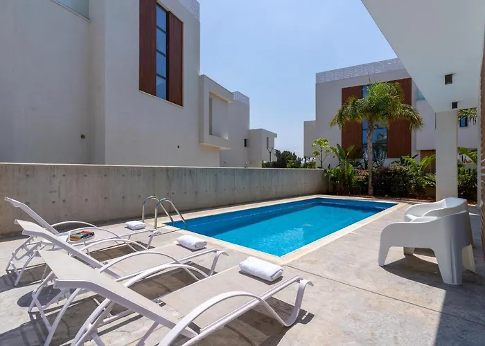 Villa Flora's 3-br Retreat & Private Pool In Protaras