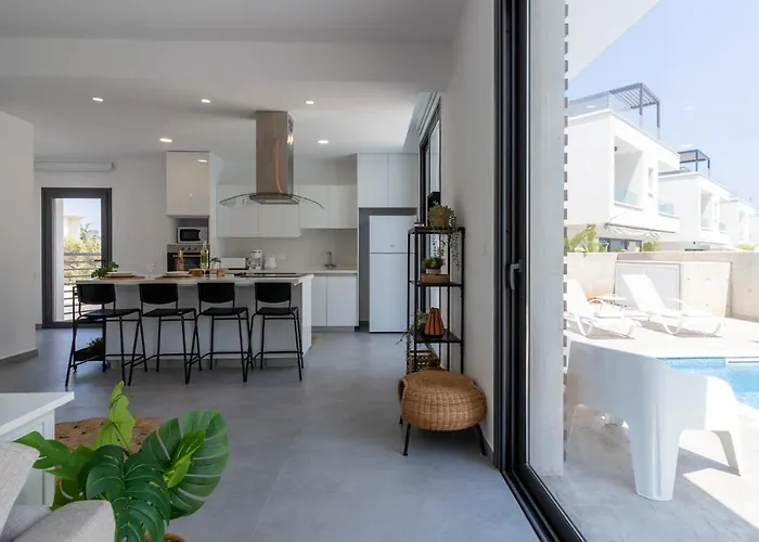 Flora's 3-br Retreat & Private Pool In Protaras *