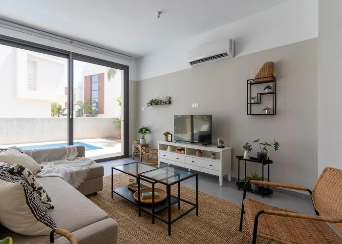 Villa Flora's 3-br Retreat & Private Pool In Protaras *