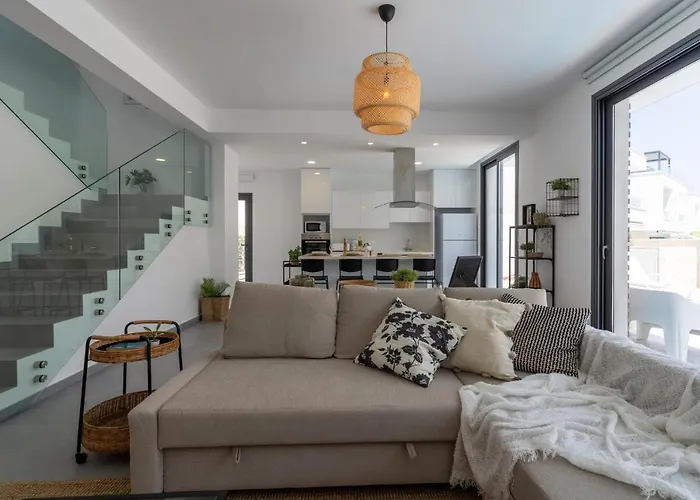 Flora's 3-br Retreat & Private Pool In Protaras *