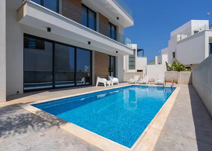 Flora's 3-br Retreat & Private Pool In Protaras Villa