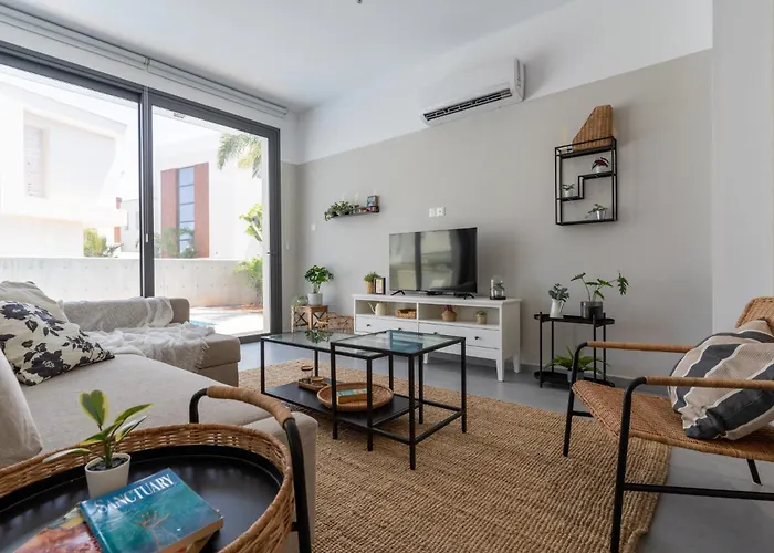 Flora's 3-br Retreat & Private Pool In Protaras Villa *