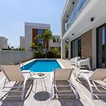 Flora's 3-br Retreat & Private Pool In Protaras *