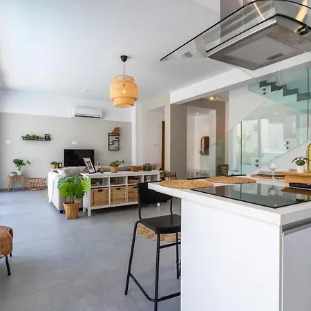 Flora's 3-br Retreat & Private Pool In Protaras Паралимни