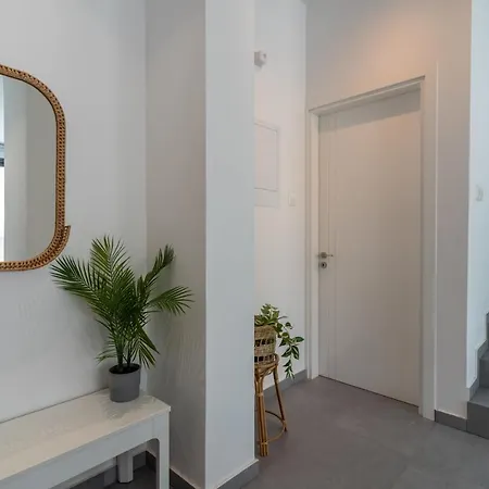 Flora's 3-br Retreat & Private Pool In Protaras *