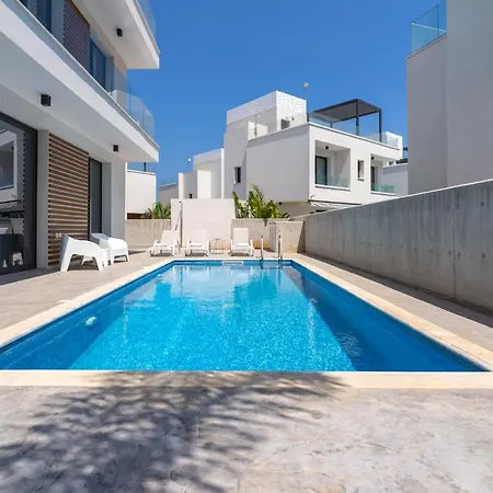 Flora's 3-br Retreat & Private Pool In Protaras Вилла