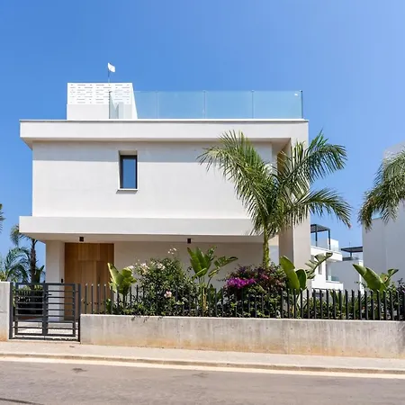 Flora's 3-br Retreat & Private Pool In Protaras Вилла Паралимни
