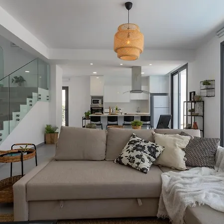 Flora's 3-br Retreat & Private Pool In Protaras *