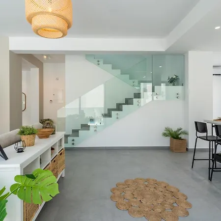 Flora's 3-br Retreat & Private Pool In Protaras Вилла Паралимни