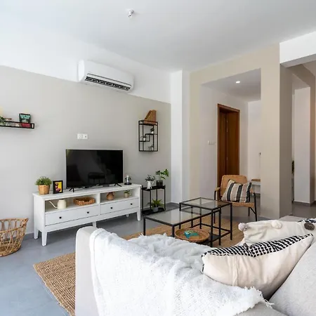 Flora's 3-br Retreat & Private Pool In Protaras * Паралимни