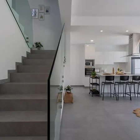 Flora's 3-br Retreat & Private Pool In Protaras וילה *