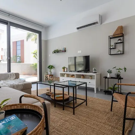 Flora's 3-br Retreat & Private Pool In Protaras Вилла *