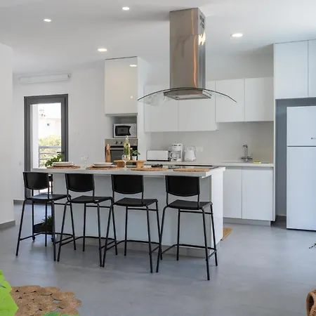 Flora's 3-br Retreat & Private Pool In Protaras