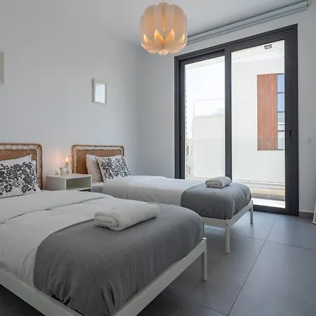 Flora's 3-br Retreat & Private Pool In Protaras Паралимни