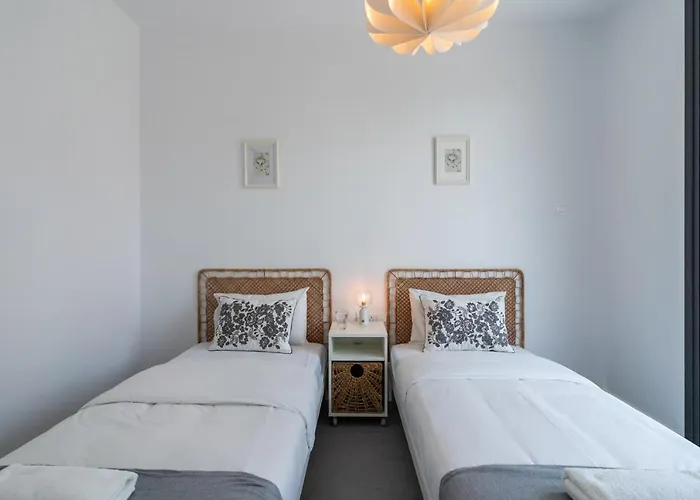 Flora's 3-br Retreat & Private Pool In Protaras וילה