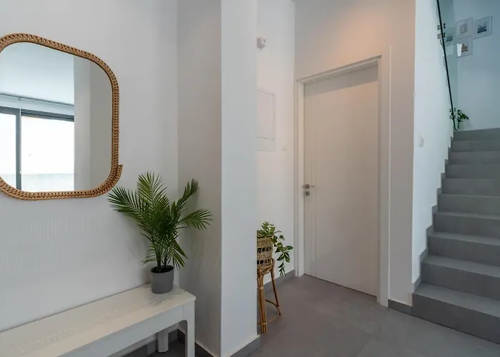 Flora's 3-br Retreat & Private Pool In Protaras *