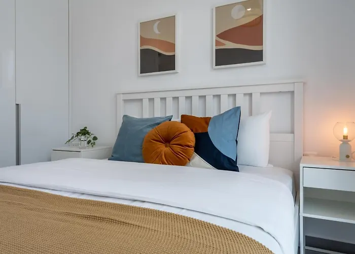 Flora's 3-br Retreat & Private Pool In Protaras וילה פאראלימני