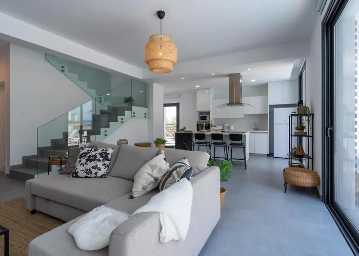 Vila Flora's 3-br Retreat & Private Pool In Protaras Paralimni