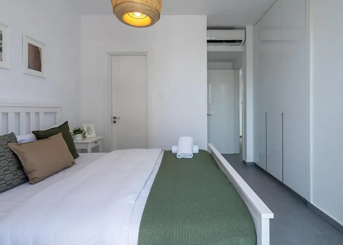 Flora's 3-br Retreat & Private Pool In Protaras וילה פאראלימני