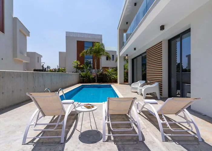 Flora's 3-br Retreat & Private Pool In Protaras *