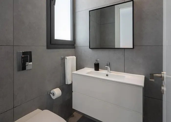 Flora's 3-br Retreat & Private Pool In Protaras