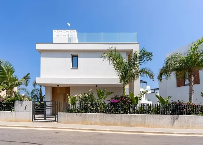 Flora's 3-br Retreat & Private Pool In Protaras וילה פאראלימני