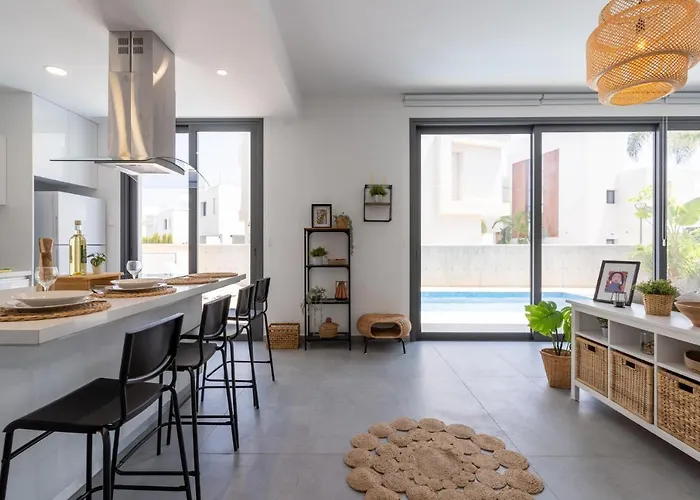 Flora's 3-br Retreat & Private Pool In Protaras פאראלימני