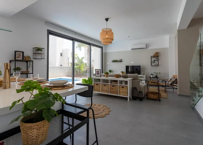 Flora's 3-br Retreat & Private Pool In Protaras Paralimni