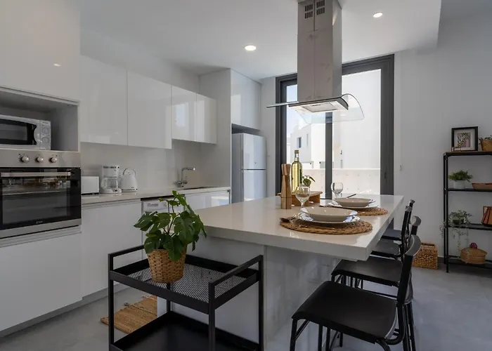 Flora's 3-br Retreat & Private Pool In Protaras וילה