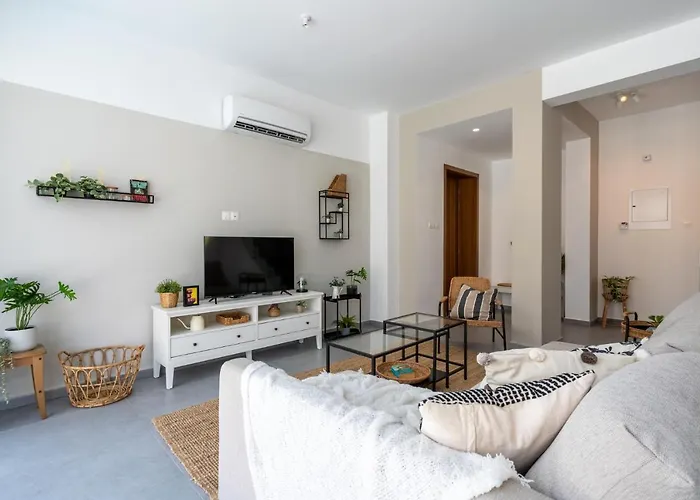 Flora's 3-br Retreat & Private Pool In Protaras * Paralimni