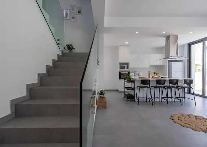 Flora's 3-br Retreat & Private Pool In Protaras וילה *