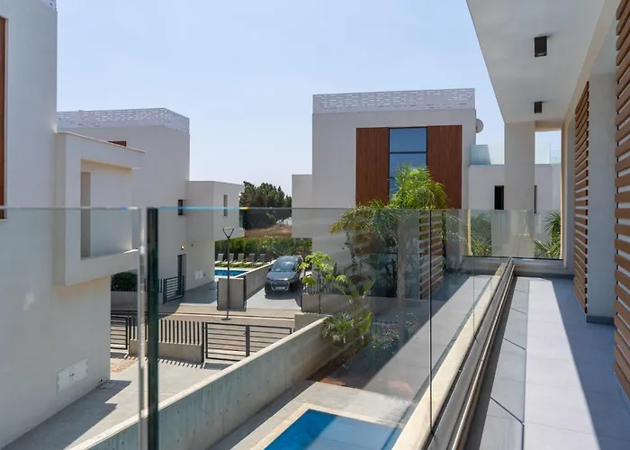 Flora's 3-br Retreat & Private Pool In Protaras *