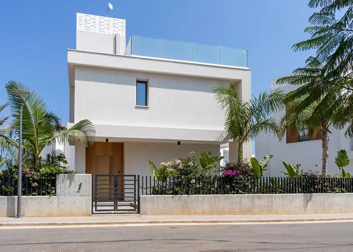 Flora's 3-br Retreat & Private Pool In Protaras * Paralimni